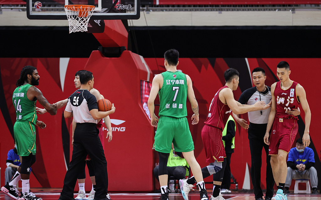 新疆广汇训练开放日，集结日强势反弹引欢呼，欧超杯在即，资深球员宣示担当的简单介绍